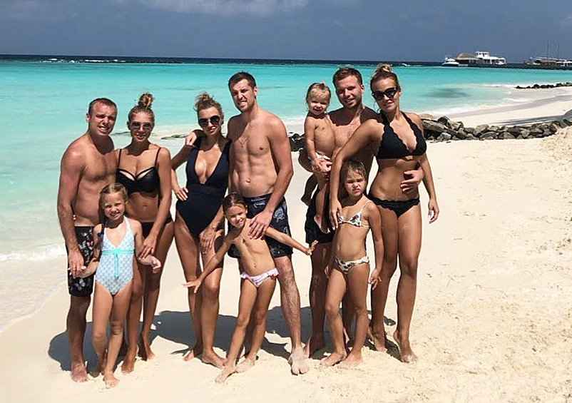 Денис Глушаков выложил фотографию всех трех семей на фоне Индийского океана. Подпись к этому снимку вполне могла бы сойти за трейлер романтической комедии: «Запоминающийся был отпуск! Скандалы, расследования, любовь — все было на этом острове! За это я и люблю друзей! Скоро в холод, и приступаю к делу» 