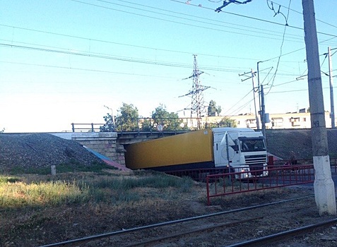 В Ворошиловском районе Волгограда фура взяла на таран низкий путепровод