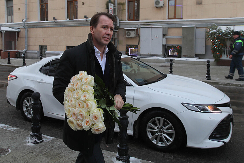 Евгений Миронов у Московского драматического театра имени Пушкина во время прощания с народной артисткой РФ Верой Алентовой, 29 декабря 2025 года