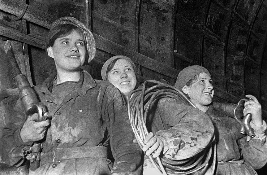 Бригадир Татьяна Федорова и члены ее бригады на строительстве первой очереди Московского метрополитена, 1934 год
