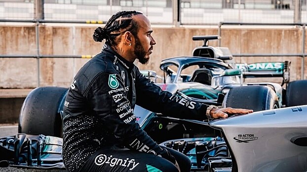 Льюис Хэмилтон воссоединился с тремя историческими болидами Mercedes-AMG