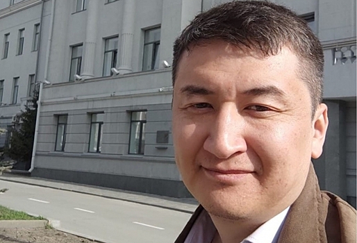 После ухода из мэрии Дастан Бейсебаев стал пресс-секретарем омского отделения «Единой России»