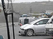 Во Владивостоке в районе площади Баляев перевернулся автомобиль