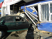 В Кувандыке ВАЗ влетел в придорожный магазин