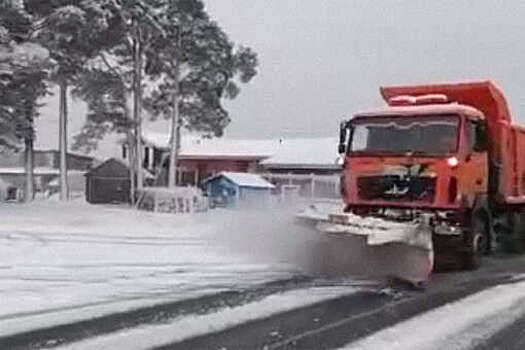 В Ленинградской области 5 мая на дороги вышла снегоуборочная техника