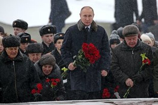 Путин посмотрел фильм о войне вместе с ветеранами