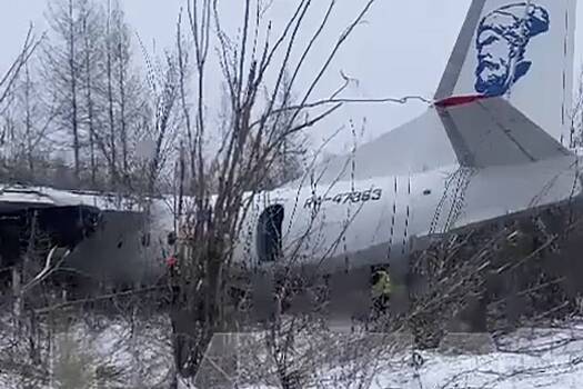 Самолет с россиянами на борту оказался в кустах из-за отказа двигателя