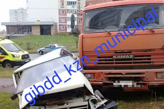 В Казани водитель «КАМАЗа», уходя от наезда на пешехода, протаранил «Ладу»