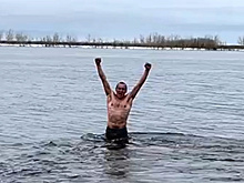 Житель Тазовского окунулся в ледяную реку в честь Дня России