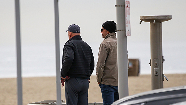 Брюса Уиллиса заметили на публике в сопровождении опекуна