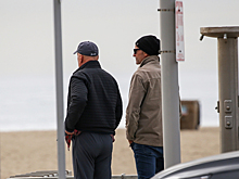 Брюса Уиллиса заметили на публике в сопровождении опекуна