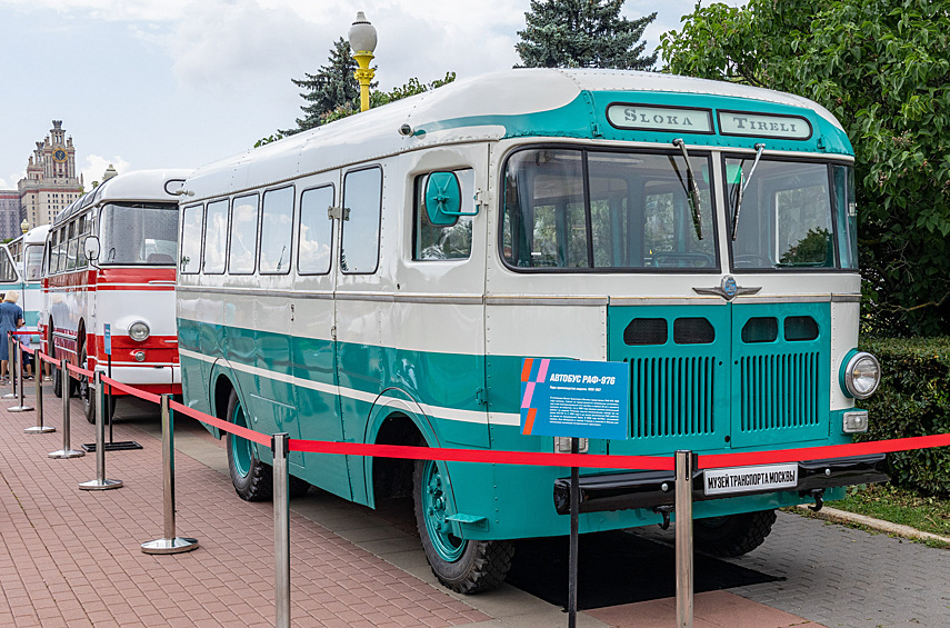 РАФ-976 1963 года — автобус производства Рижской автобусной фабрики на шасси грузовика ГАЗ-51А.