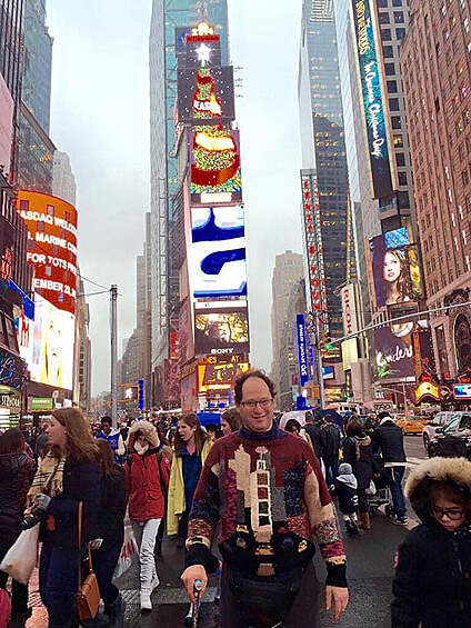 Самая туристическая часть Нью-Йорка запечатлена в дизайне очередного свитера от Сэма.