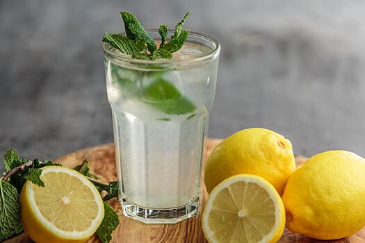 Помогает ли вода с лимоном похудеть на самом деле