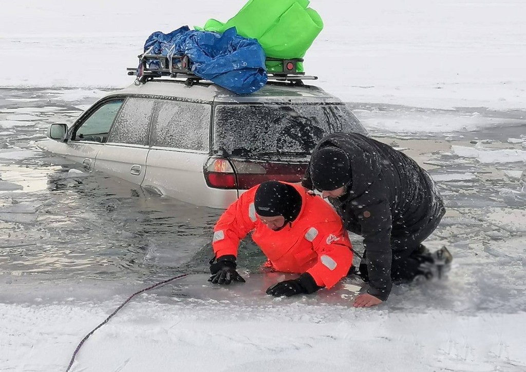 Машина с туристами провалилась под лед на Байкале