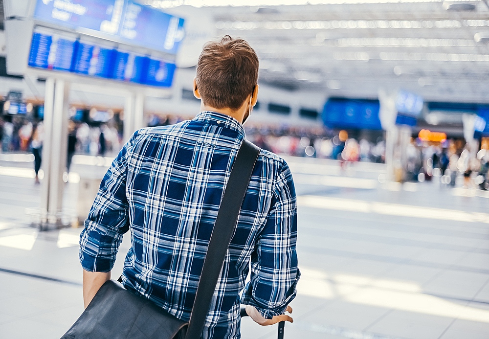 Мужчина в самолете. Нижний дефлектор arai rx-7v. Девочка в самолете. Нетрезвые пассажиры на воздушном транспорте картинка. Девушка в самолете.