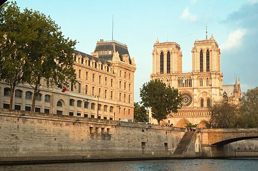 Число иностранных туристов во Франции резко снизилось