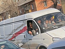 Опасная поездка: шестеро человек, включая детей, ехали на переднем сиденье ГАЗели в Новосибирске