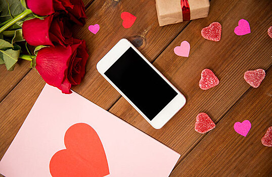 «Я люблю тебя больше, чем Госдума — запрещать»: соцсети празднуют День всех влюбленных