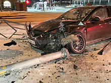 Въехавший в забор автомобиль снес пешеходный знак в Кемерове 