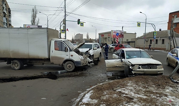 В Центре Волгограда в массовом ДТП пострадали три пенсионера