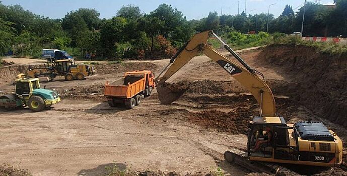 В Ростове на Вавилова легковушка въехала в опору освещения