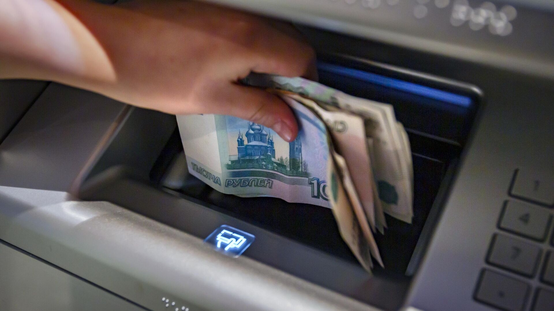 Baza: 77-летнего пенсионера задержали за кражу из банкомата