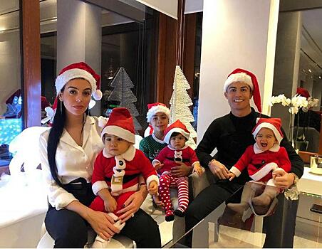 Роналду с семьей, а Агилера на работе: звезды показали, как отметили Рождество