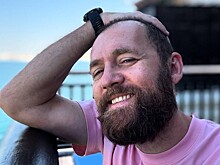 «Могу спонтанно сесть на мотоцикл и уехать»: Денис Шведов — о свободе в браке с Александрой Розовской