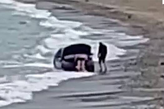 Россияне едва не утопили BMW в море ради красивых кадров и попали на видео