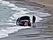 Россияне едва не утопили BMW в море ради красивых кадров и попали на видео