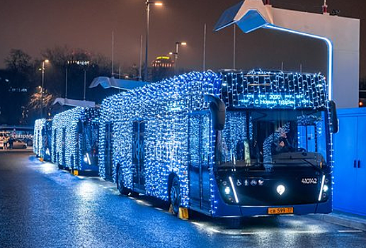 Красивый новогодний общественный транспорт начал ездить по Москве
