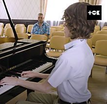 Мальчик, который чудом не умер при родах, вырос музыкальным гением – видео