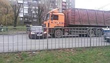 На Московском проспекте мусоровоз врезался в легковой автомобиль, движение затруднено