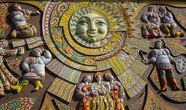 В Володарске завершилась реставрация мозаики «Народное искусство»