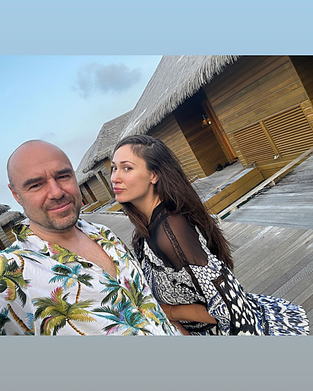 Ради Полины Дибровой Роман Товстик, в свою очередь, пожертвовал девятнадцатью годами семейной жизни. От измены его не остановила и давняя дружба с Дмитрием. Несмотря на общественное мнение, Роман и Полина уже появляются на публичных мероприятиях в качестве пары. 