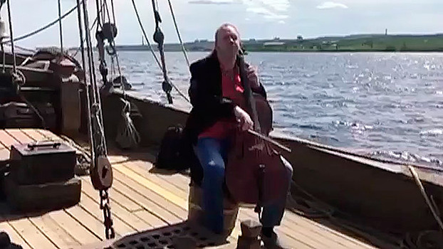 Известный виолончелист сыграл Queen на Онежском озере: видео