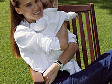 Разглядывает огоньки на ёлке: известная модель показала сына