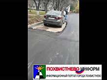 В Тольятти дорожники при укладке асфальта объезжали брошенную машину