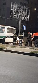 ВАЗ на большой скорости залетел под автобус на Бардина