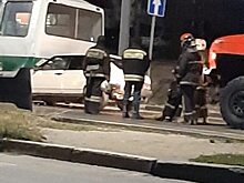 ВАЗ на большой скорости залетел под автобус на Бардина