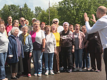 Уроки хора «Московского долголетия» проходят в столичных парках