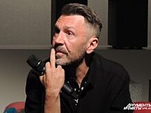 «Даже селфи – это искусство». Сергей Шнуров о юбилее группы, деньгах и мате