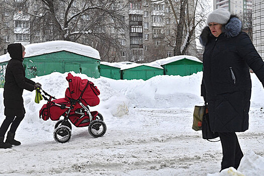 В Кирове снег упал с крыши на коляску с младенцем