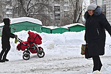 В Кирове снег упал с крыши на коляску с младенцем