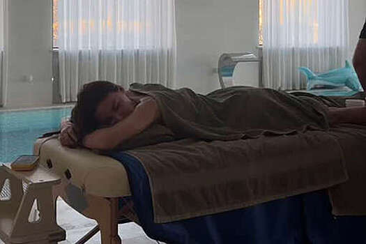 Модель Оксана Самойлова снялась на массаже у бассейна в своем доме