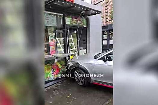 В Воронеже водитель Audi разгромил киоск с выпечкой и спрятал номера
