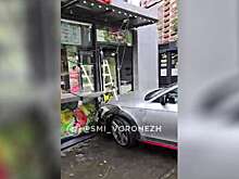 В Воронеже водитель Audi разгромил киоск с выпечкой и спрятал номера