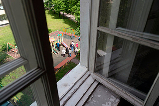 В Новосибирске шестилетний мальчик выпал из окна пока его нетрезвый отец спал