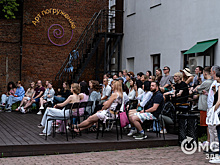 Погружение в себя и мечты о яблоневом саде. Как омичи провели "Зелёный день" в музейном дворике